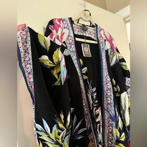 NEW! Vince Camuto Rayon Kimono Style Wrap, Ruana Black Floral OSFM - Picture 11 of 16